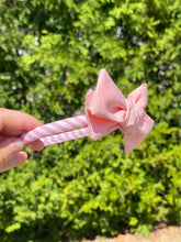 Load image into Gallery viewer, Pink bow on a headband
